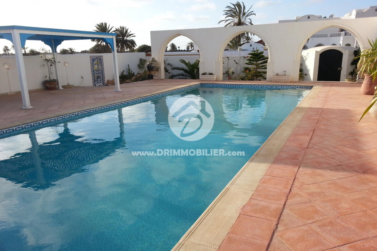 L 122 -                            بيع
                           Villa avec piscine Djerba